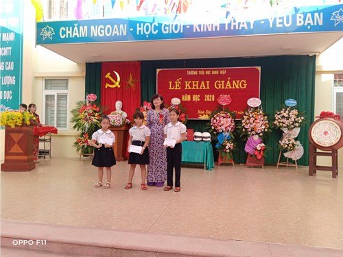 Tặng quà cho HS khó khăn nhân dịp khai giảng